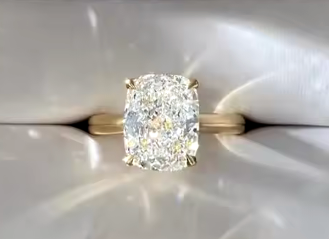 The Simplicity of the Classic Lab Diamond Engagement Ring